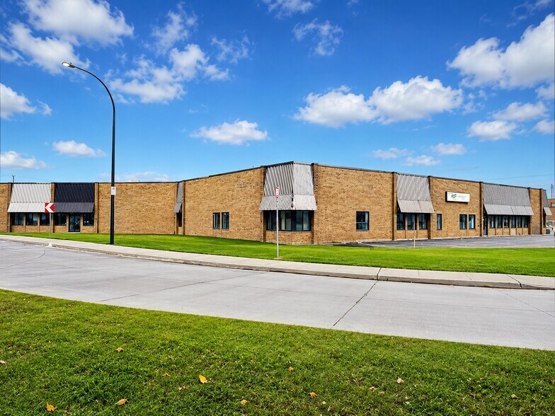 165-185 Montée de Liesse, Montréal, QC à louer - Photo de l’immeuble – Image 1 sur 7