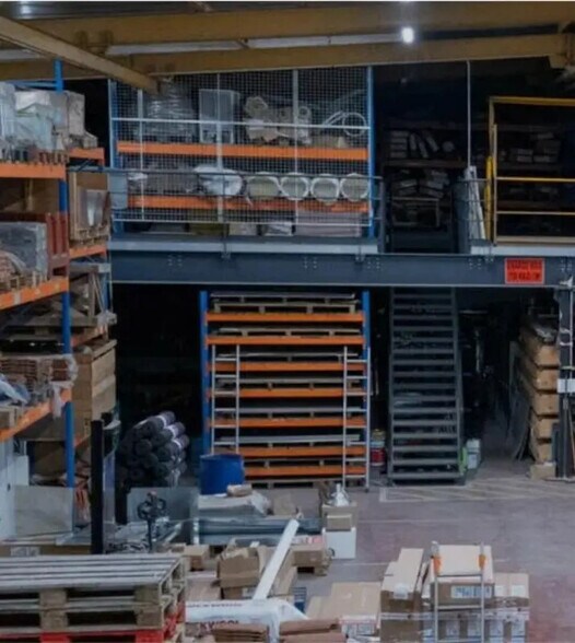 Local d’activités dans Vénissieux à louer - Photo de l’immeuble – Image 2 sur 2