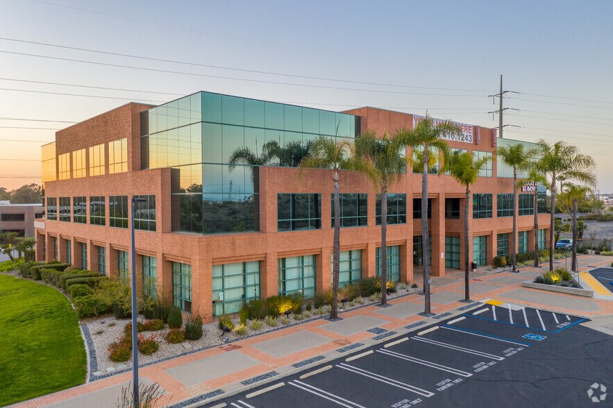 6165 Greenwich Dr, San Diego, CA à louer - Photo principale – Image 1 sur 6