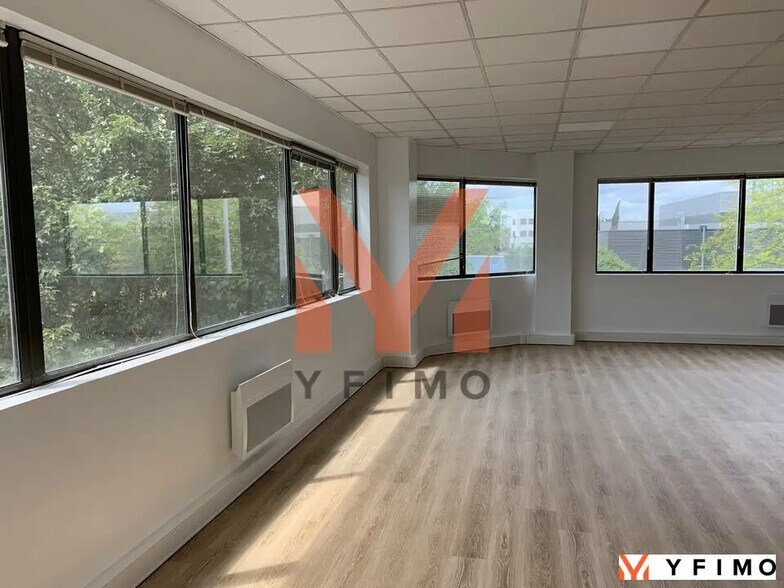 Bureau dans Poissy à louer - Photo de l’immeuble – Image 3 sur 5