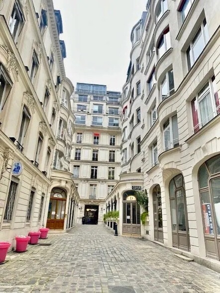 94 Rue Saint-Lazare, Paris à louer - Photo de l’immeuble – Image 1 sur 23