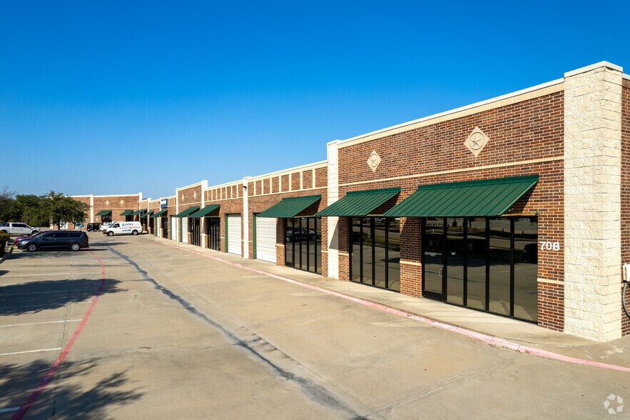 708 Valley Ridge Cir, Lewisville, TX à louer - Photo principale – Image 1 sur 6