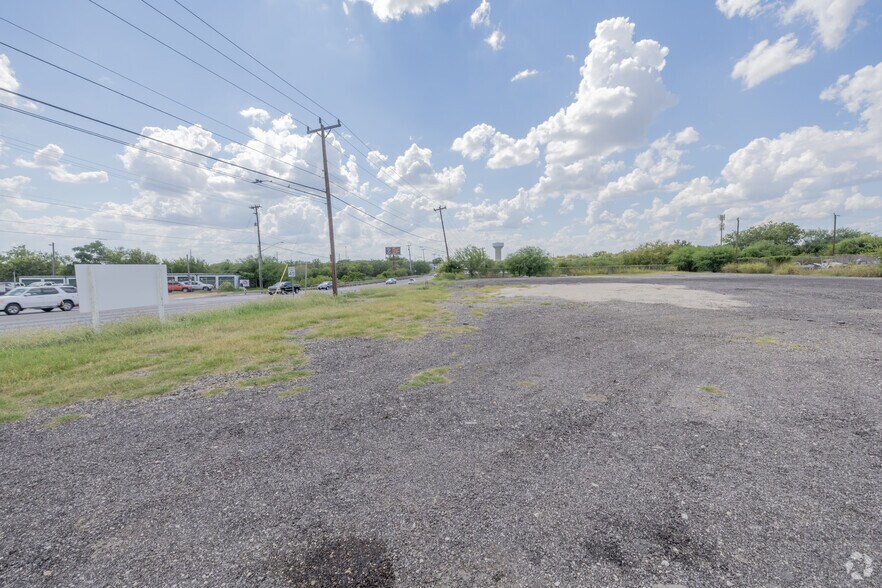7207 Grissom Rd, San Antonio, TX à louer - Photo de l’immeuble – Image 1 sur 2