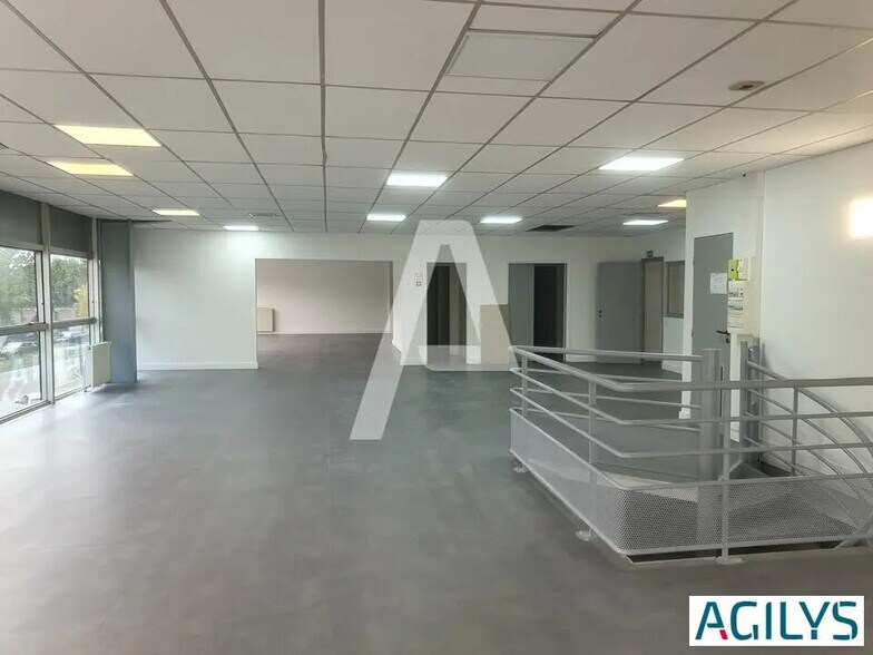 Local d’activités dans Champigny-sur-Marne à louer - Photo de l’immeuble – Image 1 sur 10