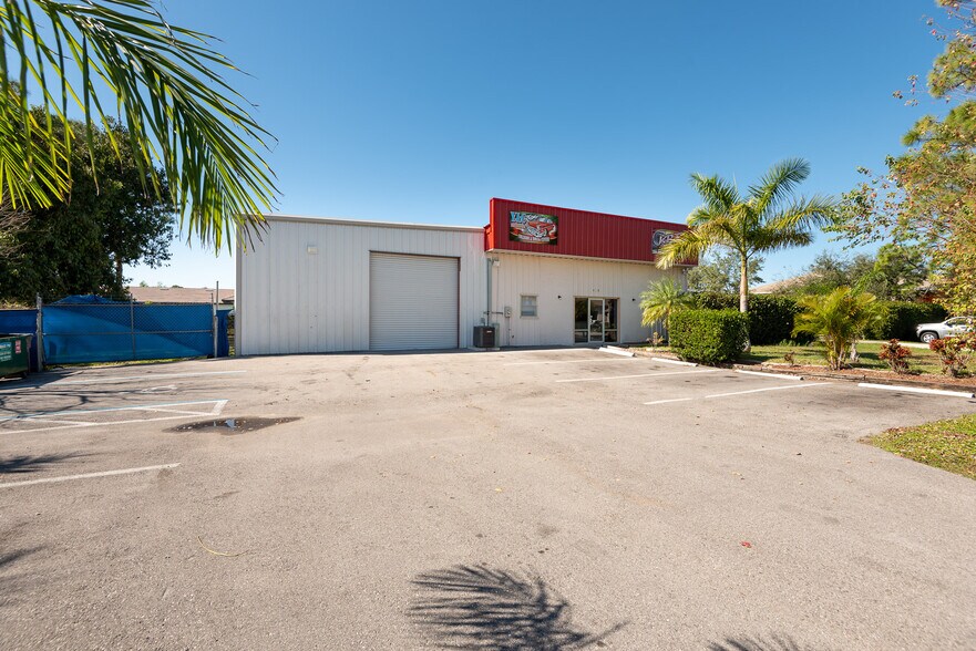 420 NE 3rd Ave, Cape Coral, FL à louer - Photo principale – Image 1 sur 22
