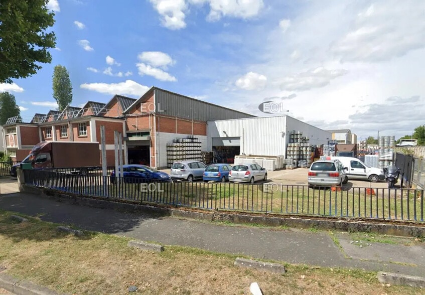Local d’activités dans Villeneuve-la-Garenne à louer - Photo de l’immeuble – Image 1 sur 3