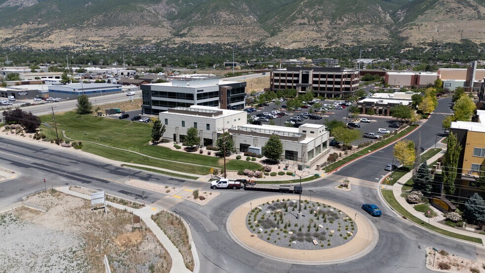 1222 W Legacy Crossing Blvd, Centerville, UT à louer - Photo principale – Image 1 sur 9