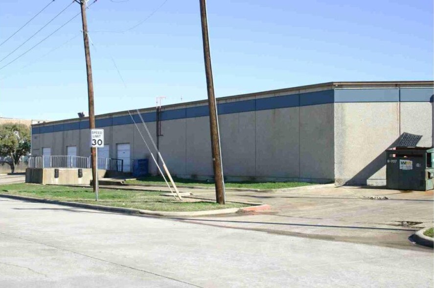 1467 Lemay Dr, Carrollton, TX à louer - Photo de l’immeuble – Image 3 sur 7