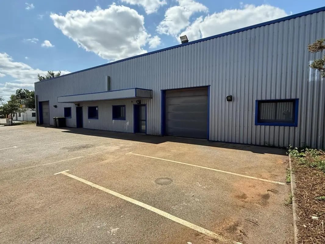 Local d’activités dans Saint-Nolff à louer Photo de l’immeuble– Image 1 sur 4