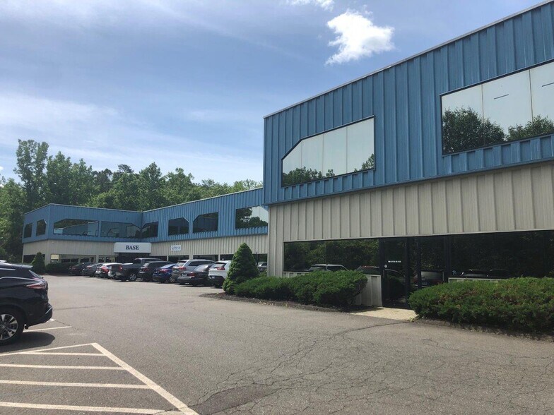 23 Francis J. Clarke Cir, Bethel, CT à louer - Photo de l’immeuble – Image 3 sur 4