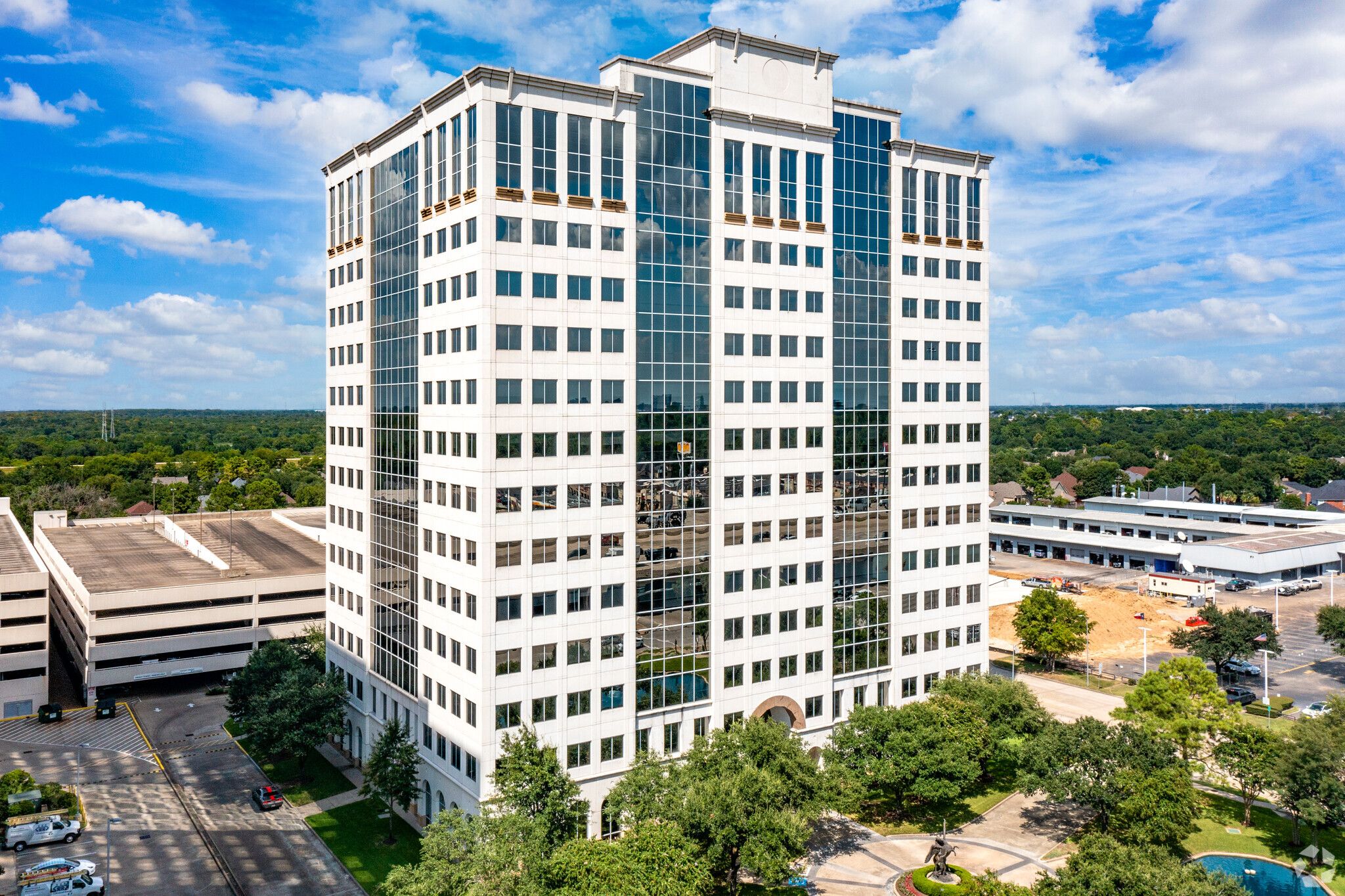 11700 Katy Fwy, Houston, TX à louer Photo de l’immeuble– Image 1 sur 7