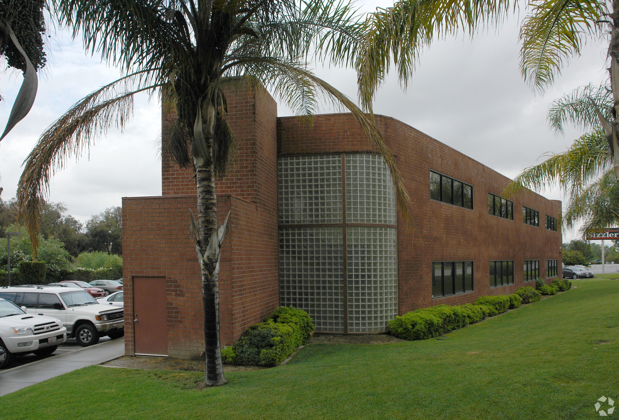 1850 S Waterman Ave, San Bernardino, CA à louer Photo principale– Image 1 sur 10