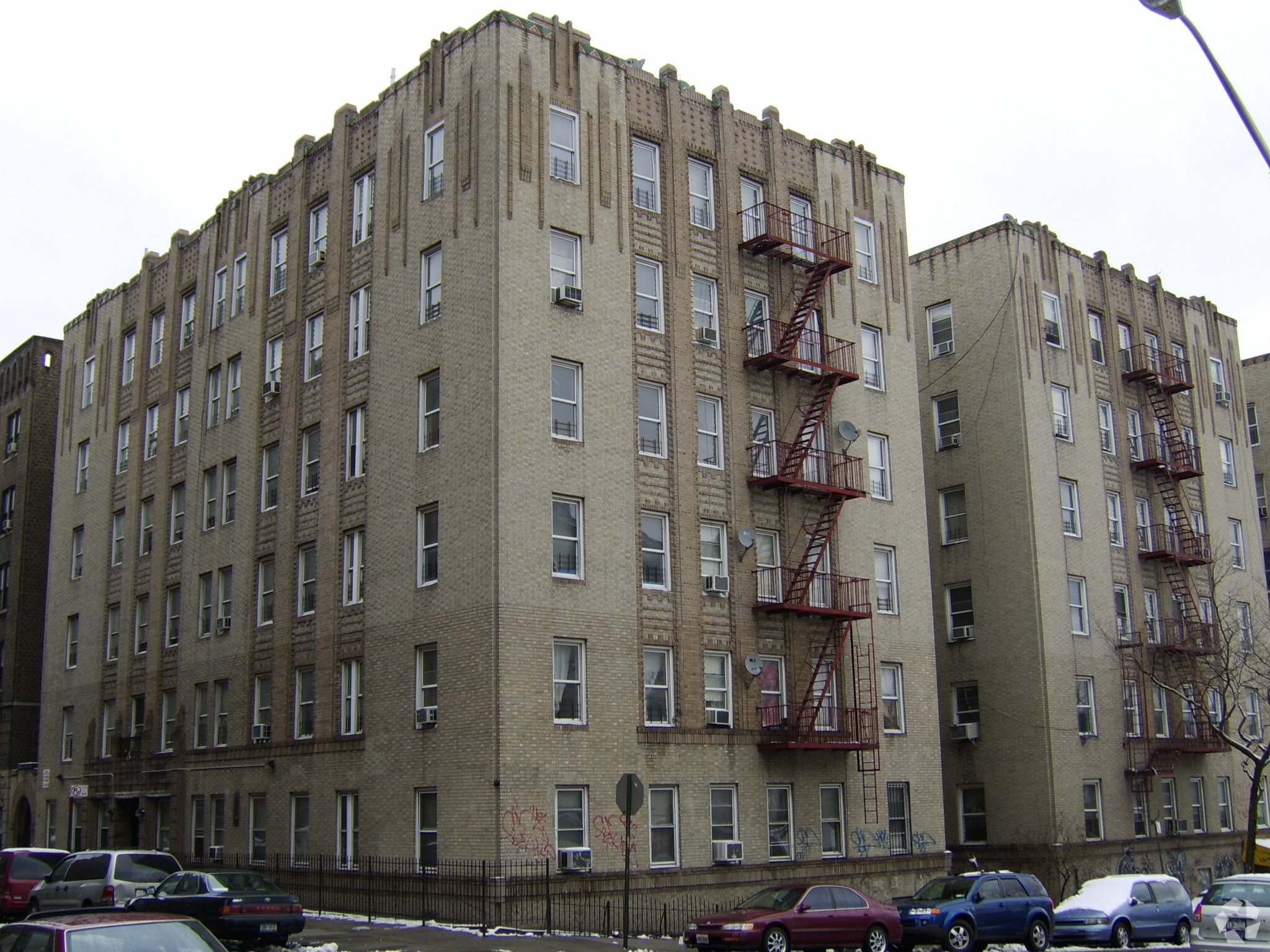247 E 172nd St, Bronx, NY à louer Photo principale– Image 1 sur 6