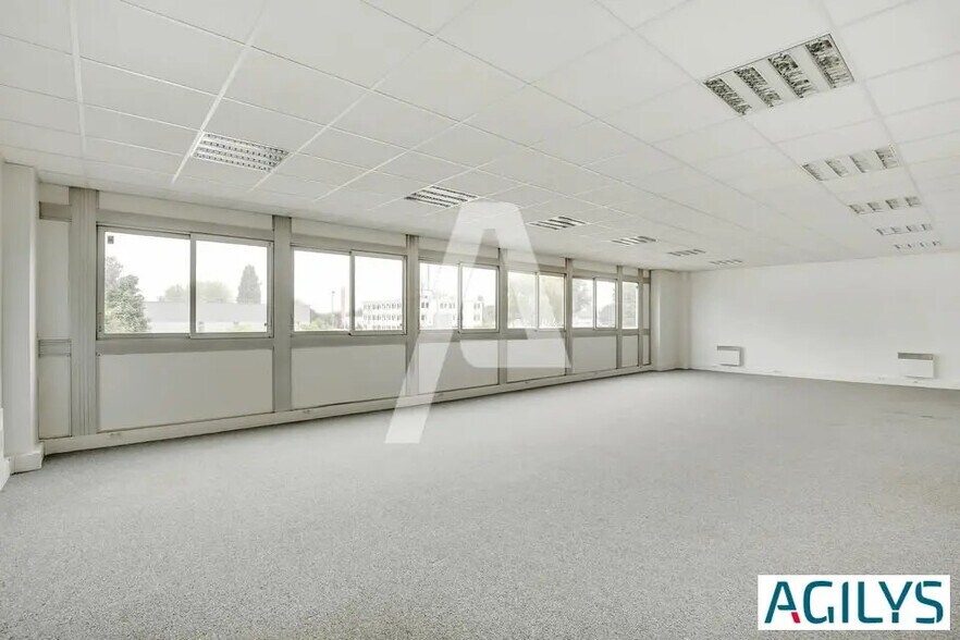 Local d’activités dans Les Ulis à louer - Photo de l’immeuble – Image 3 sur 9