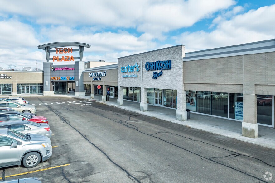 8301-8399 E 12 Mile Rd, Warren, MI à louer - Photo de l’immeuble – Image 2 sur 19