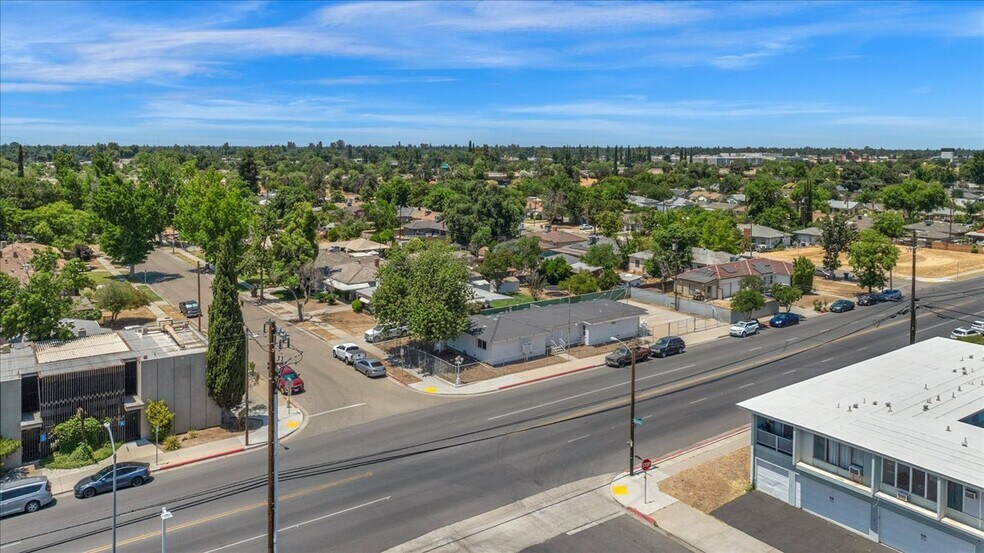 2611 N Fresno St, Fresno, CA à vendre - Photo de l’immeuble – Image 2 sur 25