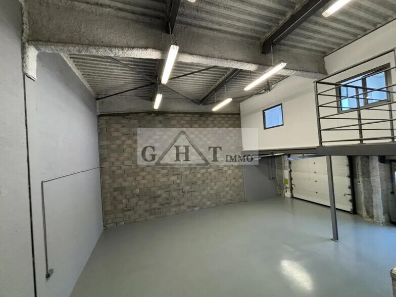 Industriel/Logistique dans Villeneuve-la-Garenne à louer - Photo de l’immeuble – Image 1 sur 5