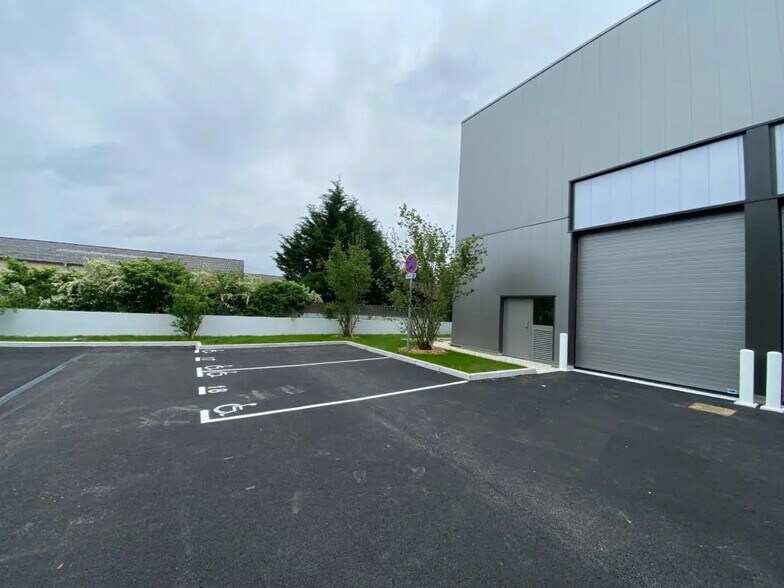 Local d’activités dans Saint-Genis-Laval à louer - Photo de l’immeuble – Image 1 sur 4