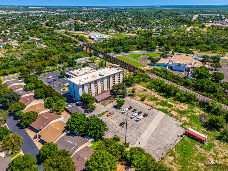 Clarion and Suburban Hotel portefeuille de 2 biens à vendre sur LoopNet.fr - Photo de l’immeuble – Image 3 sur 49
