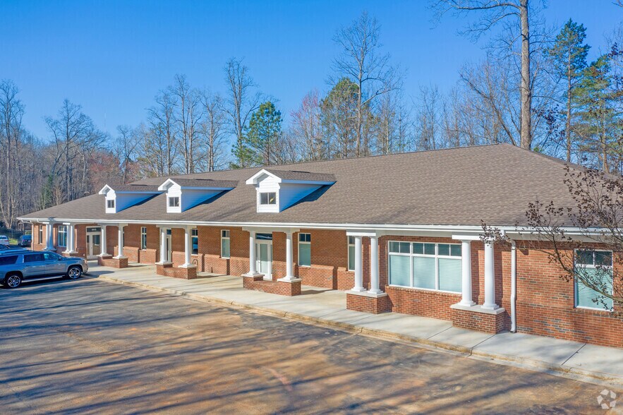 2315 E WT Harris Blvd, Charlotte, NC à louer - Photo de l’immeuble – Image 3 sur 6