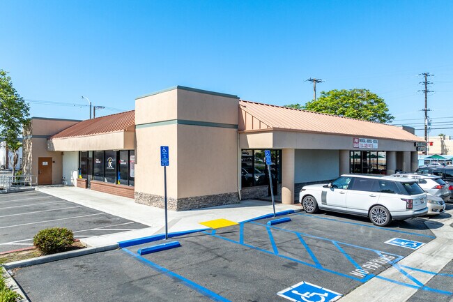 Plus de détails pour 2115 N Tustin St, Orange, CA - Médical à louer