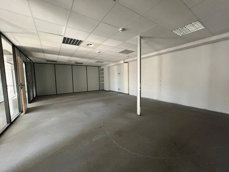 Bureau dans Saint-Laurent-du-Var à louer - Photo intérieure – Image 3 sur 12