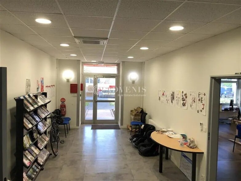 Bureau dans Trappes à louer - Photo de l’immeuble – Image 2 sur 5