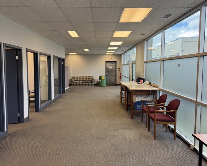1480 28th St NE, Calgary, AB à louer - Photo intérieure – Image 3 sur 5