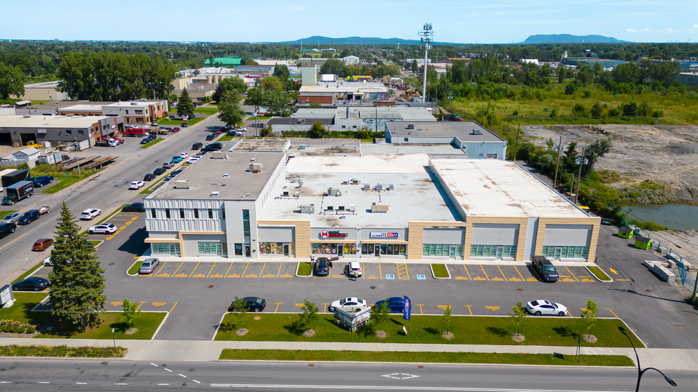 6450 Grande Allée, Saint-hubert, QC à louer - Photo de l’immeuble – Image 1 sur 7