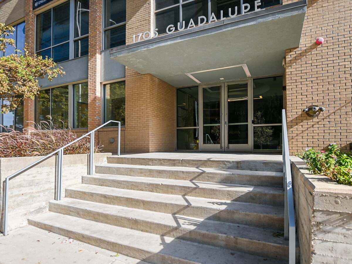 1705 Guadalupe St, Austin, TX 78701 - Lot 200 - - Photo intérieure - Image 1 of 13