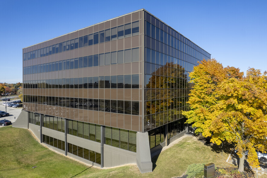 2000 Argentia Rd, Mississauga, ON à louer - Photo de l’immeuble – Image 2 sur 4