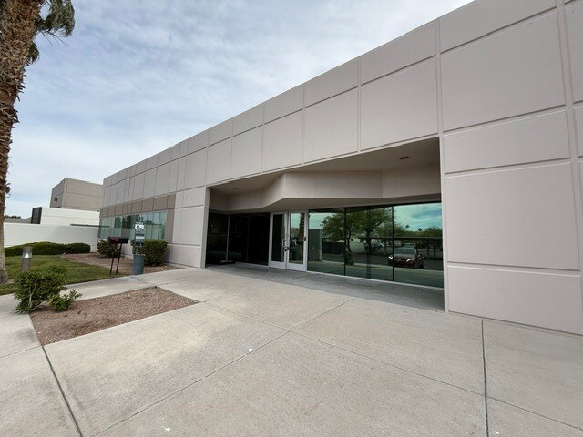 900 Grier Dr, Las Vegas, NV à louer - Photo de l’immeuble – Image 2 sur 21