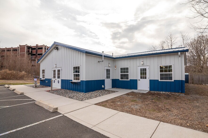 102 Grove St, Chicopee, MA à vendre - Photo de l’immeuble – Image 2 sur 22