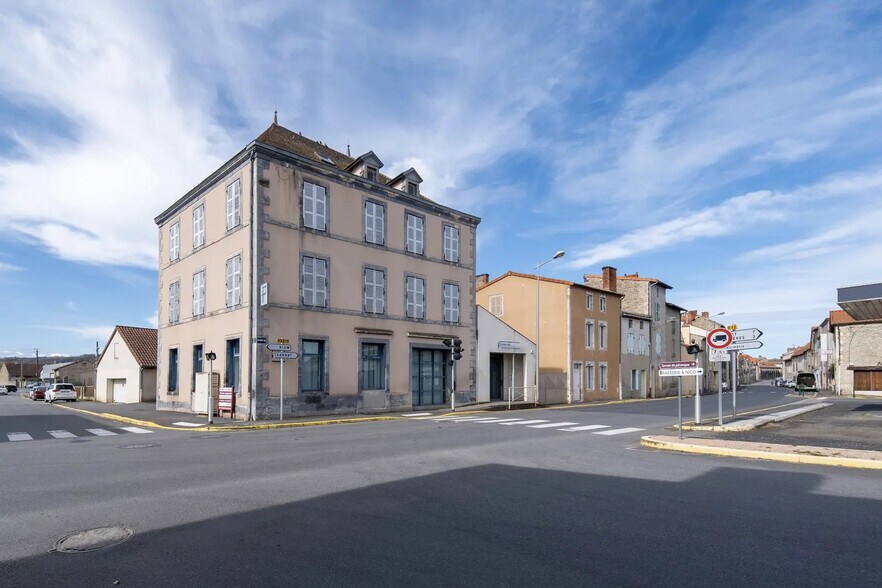 Bureau dans Aigueperse à vendre - Photo de l’immeuble – Image 2 sur 17
