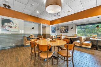 224 S River Rd, Bedford, NH à louer Photo intérieure– Image 2 sur 7