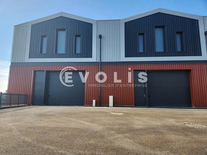 Local d’activités dans Pont-de-Chéruy à louer - Photo de l’immeuble – Image 1 sur 11