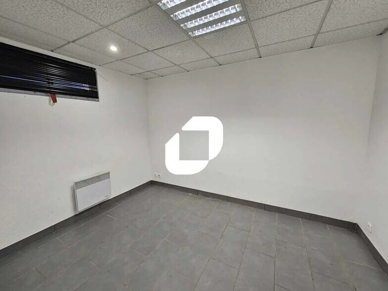 Local d’activités dans Versailles à louer - Photo de l’immeuble – Image 2 sur 8