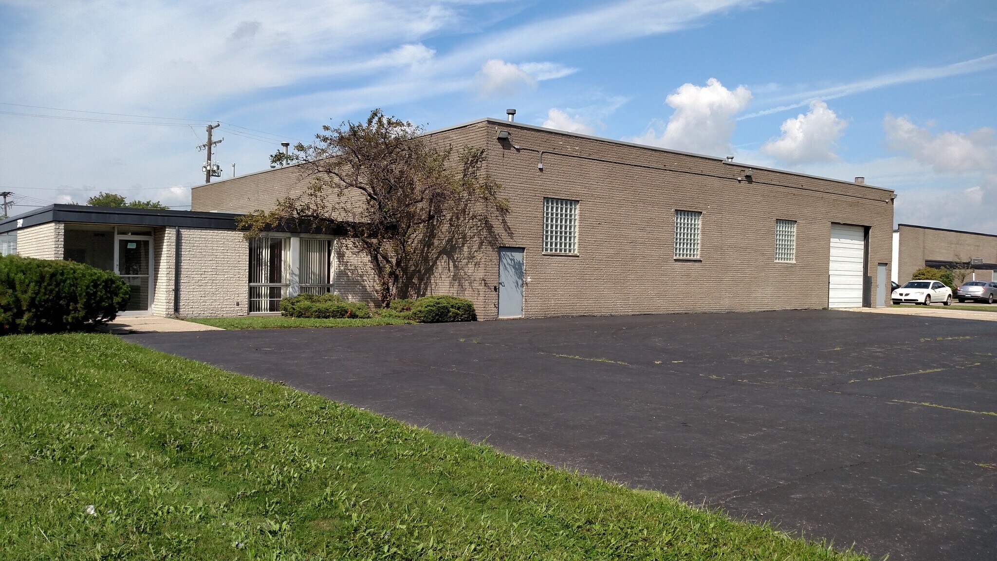 3319 E Ten Mile Rd, Warren, MI à louer Photo principale– Image 1 sur 6