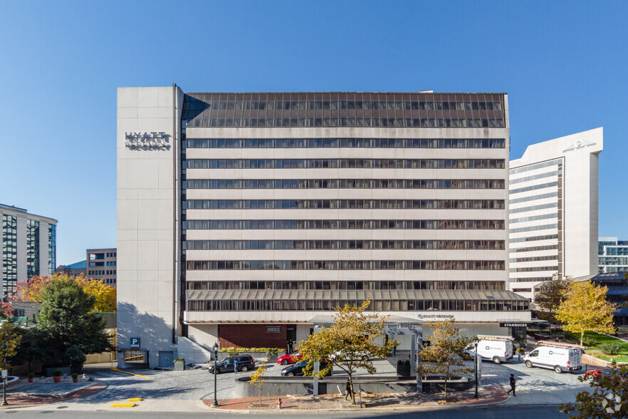 7400 Wisconsin Ave, Bethesda, MD à louer - Photo de l’immeuble – Image 3 sur 5