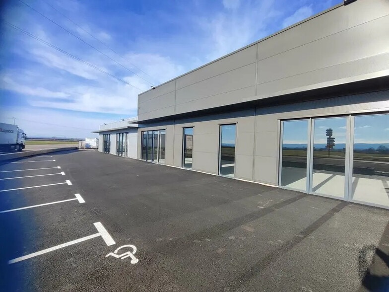 Local commercial dans La Côte-Saint-André à louer - Photo de l’immeuble – Image 1 sur 9