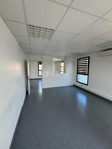 Bureau dans Nîmes à louer - Photo de l’immeuble – Image 2 sur 8