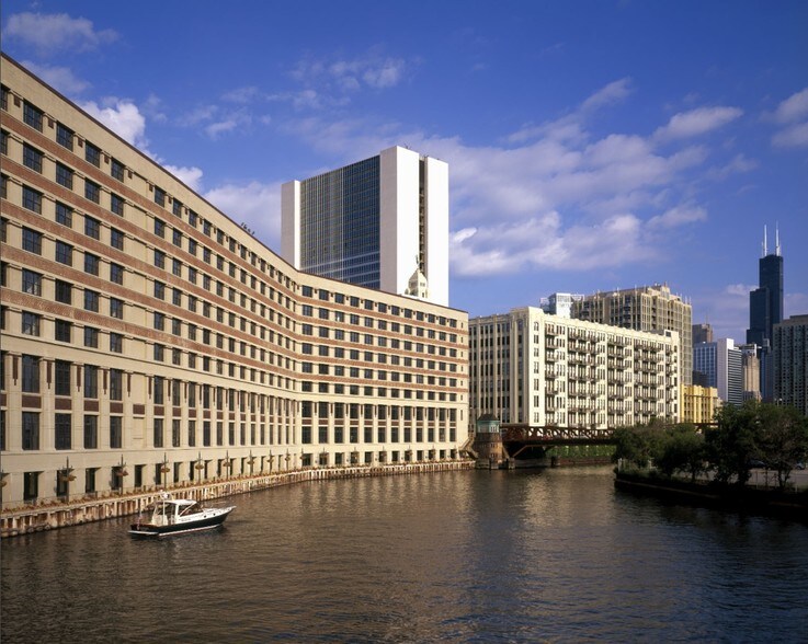 600 W Chicago Ave, Chicago, IL à louer - Photo de l’immeuble – Image 3 sur 36