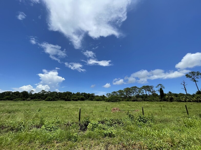 2106 N Kings Hwy, Fort Pierce, FL à vendre - Photo de l’immeuble – Image 3 sur 21