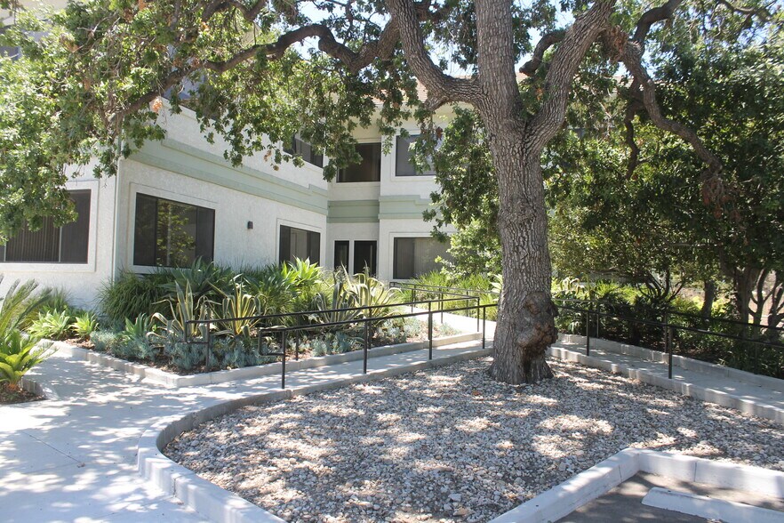 123 Hodencamp Rd, Thousand Oaks, CA à louer - Photo de l’immeuble – Image 2 sur 5