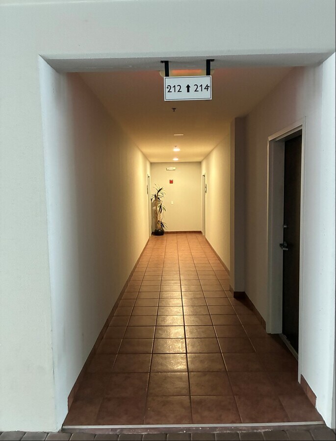 5300-5350 W Hillsboro Blvd, Coconut Creek, FL 33073 - Lot 212 - - Photo intérieure - Image 2 of 7