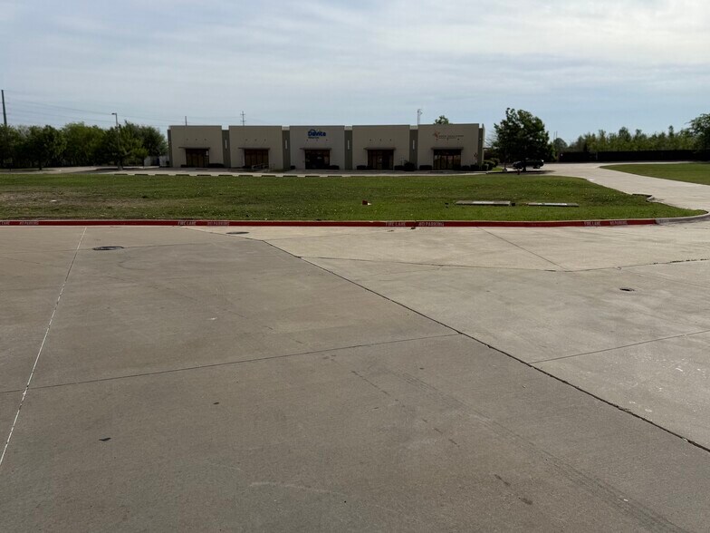10700 Victoria Ash Dr, Fort Worth, TX à vendre - Photo de l’immeuble – Image 3 sur 10