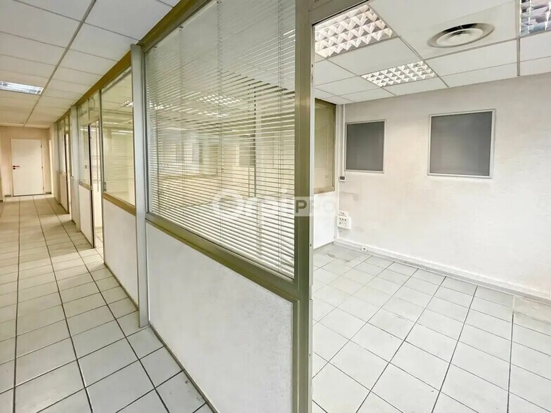 Local commercial dans Aubagne à louer - Photo de l’immeuble – Image 3 sur 5