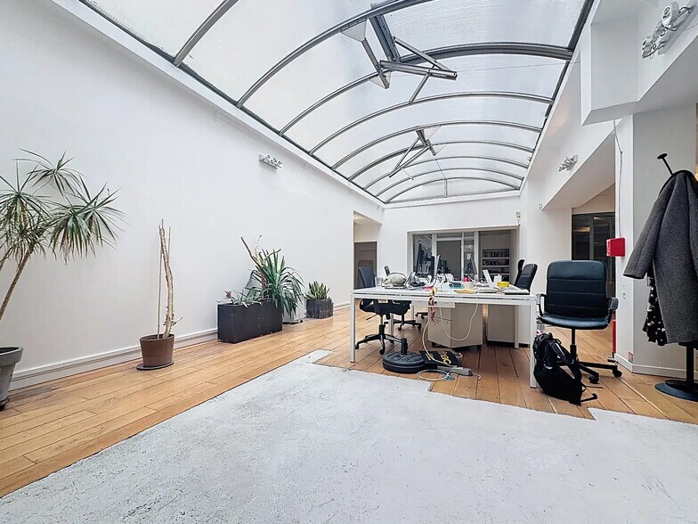 Immeuble residentiel dans Paris à vendre - Photo intérieure – Image 2 sur 19