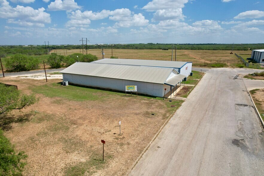 1375 Junior Blvd, Pleasanton, TX à louer - Photo de l’immeuble – Image 1 sur 5