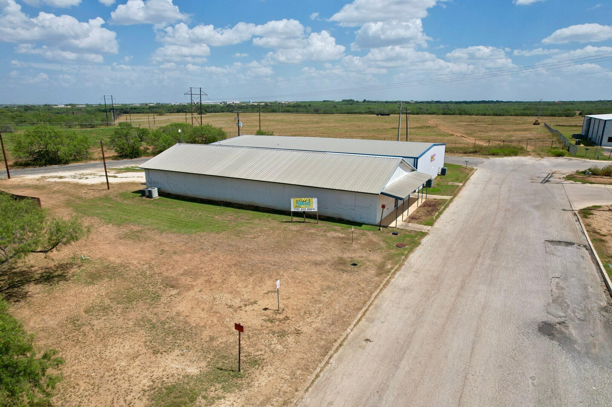 1375 Junior Blvd, Pleasanton, TX à louer Photo de l’immeuble– Image 1 sur 6